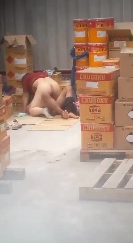 Quay lén chị chủ địt cùng trai trong kho dâm đãng báo luôn cho ông chủ phần 3
